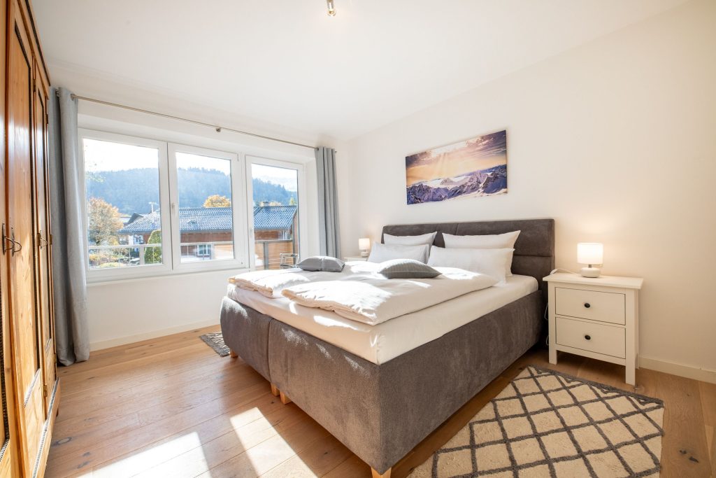 Hohes Doppelbett in Ferienwohnung in Garmisch-Partenkirchen