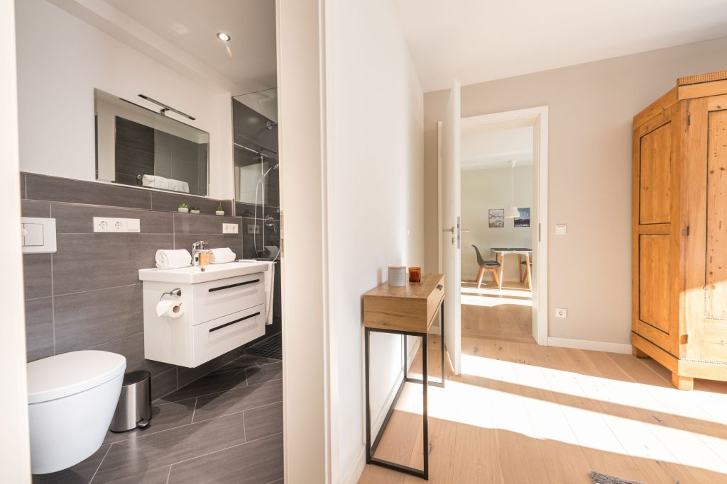 Blick ins Badezimmer und zum Esstisch in Ferienwohnung in Garmisch-Partenkirchen