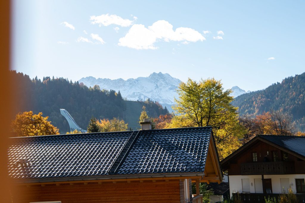 Blick auf die Berge und die Olympiaschanze in Ferienwohnung in Garmisch-Partenkirchen