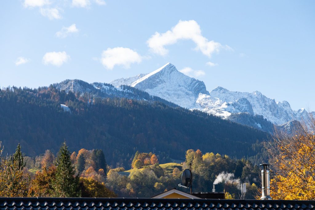 Blick auf die Zugspitze und Wälder aus Ferienwohnung in Garmisch-Partenkirchen