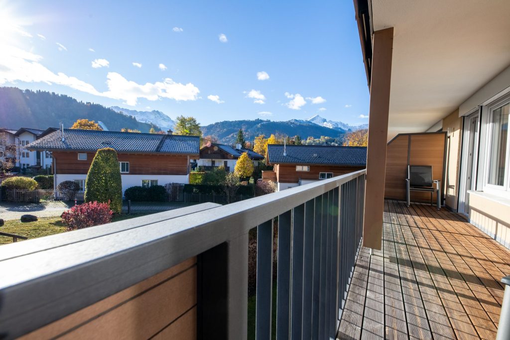 Blick vom Balkon mit Gitter auf Garmisch-Partenkirchen und Umgebung