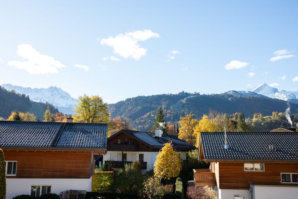 Die Dächer von Garmisch-Partenkirchen und Umgebung