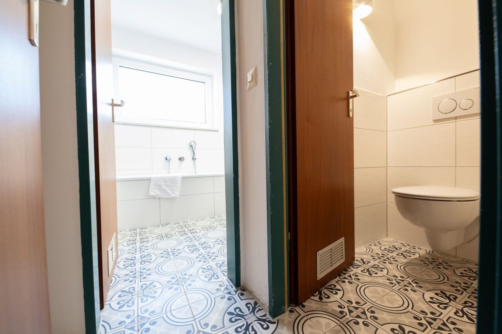 Toilette und Badezimmer in Ferienwohnung in Garmisch-Partenkirchen 