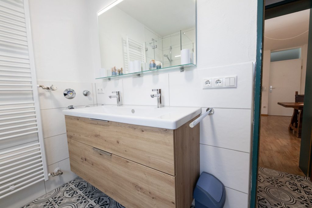 Badezimmer mit Doppelwaschbecken in Ferienwohnung in Garmisch-Partenkirchen 