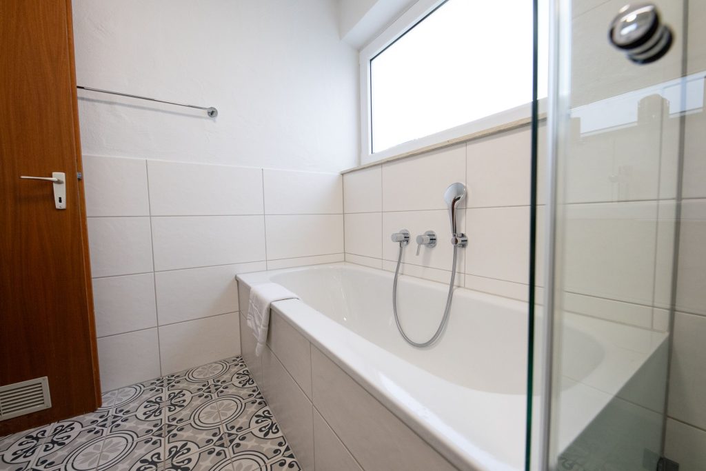 Badezimmer mit schmaler Badewanne in Ferienwohnung in Garmisch-Partenkirchen