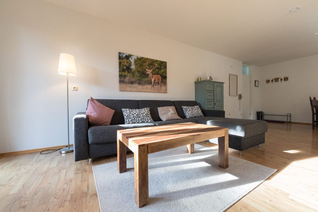 Sofa mit Holztisch in Ferienwohnung in Garmisch-Partenkirchen