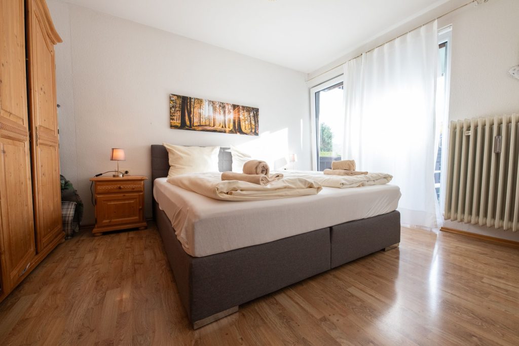 Boxspringbett mit Bild in Ferienwohnung in Garmisch-Partenkirchen 