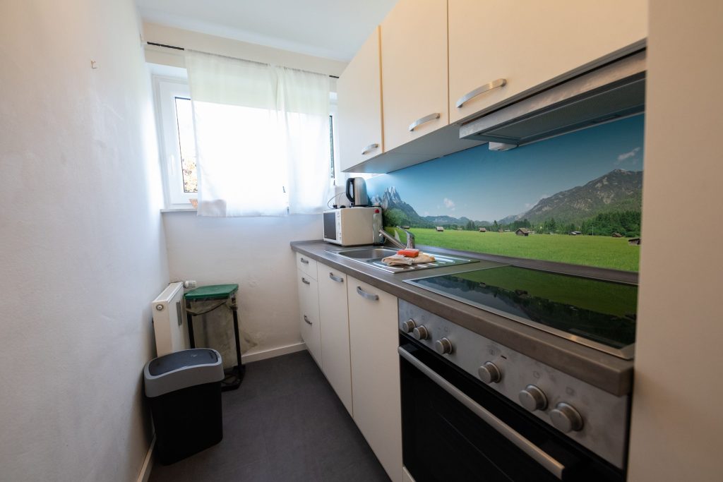 Schmale Küche mit Bergbild in Ferienwohnung in Garmisch-Partenkirchen