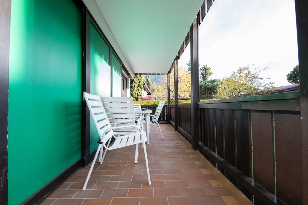 Grüne Hauswand und Balkon in Ferienwohnung in Garmisch-Partenkirchen 