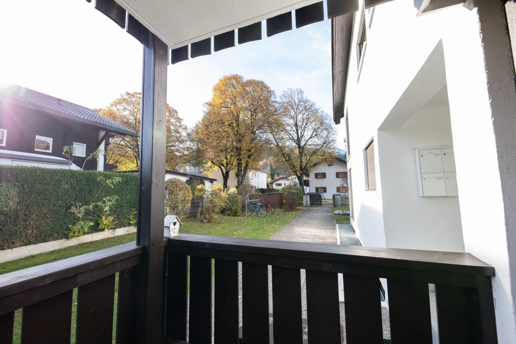 Balkon mit Holzgitter in Ferienwohnung in Garmisch-Partenkirchen 