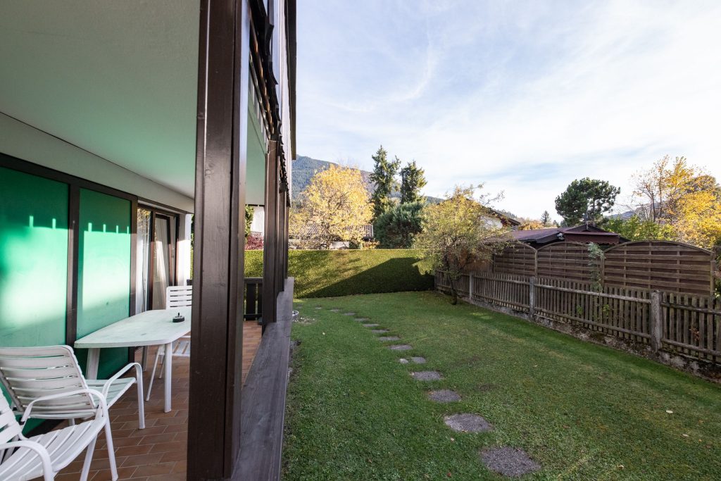 Terrasse mit kleinem Garten in Ferienwohnung in Garmisch-Partenkirchen