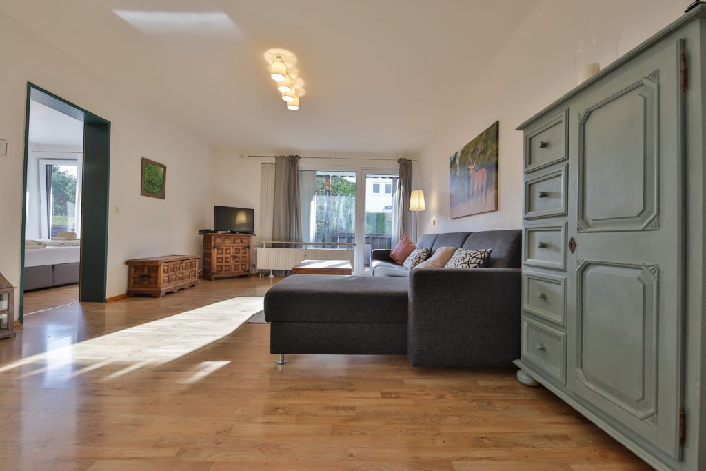 Wohnbereich mit großem Sofa in Ferienwohnung in Garmisch-Partenkirchen