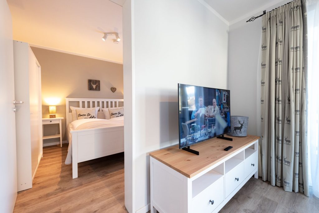 Blick auf Fernseher und Schlafzimmer in Ferienwohnung in Garmisch-Partenkirchen 