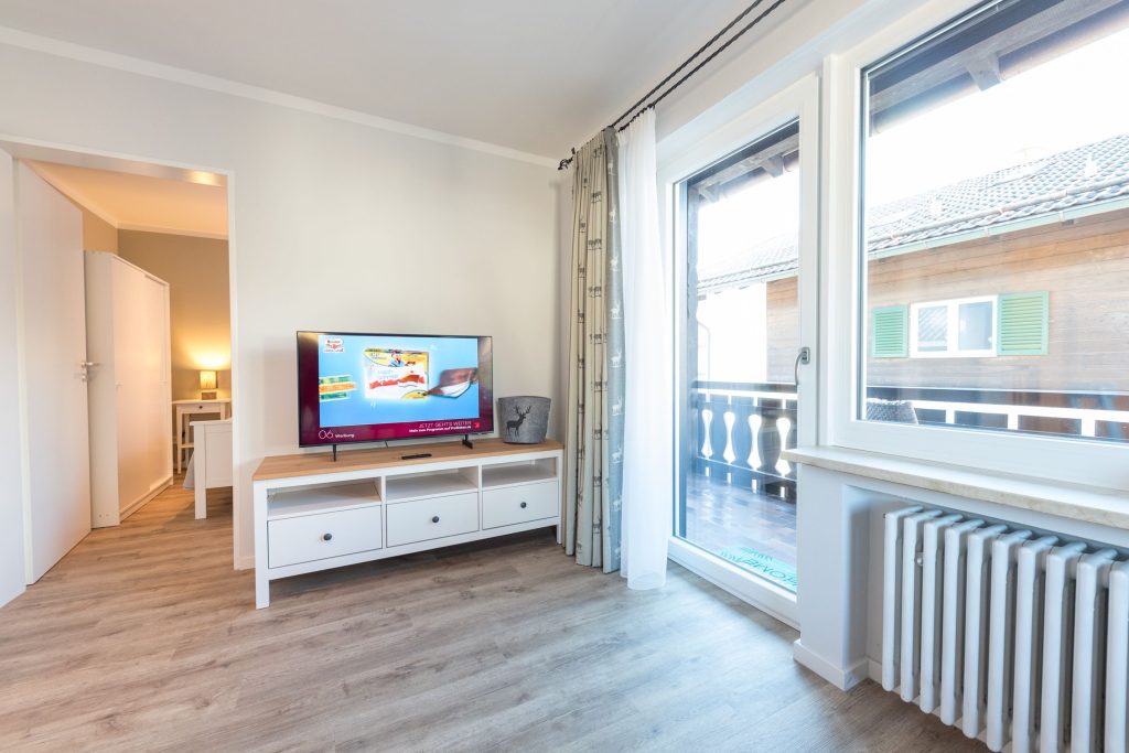 Fernseher auf Sideboard in Ferienwohnung in Garmisch-Partenkirchen