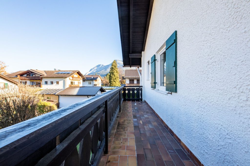 Balkon mit Blick auf die Umgebung von Garmisch-Partenkirchen