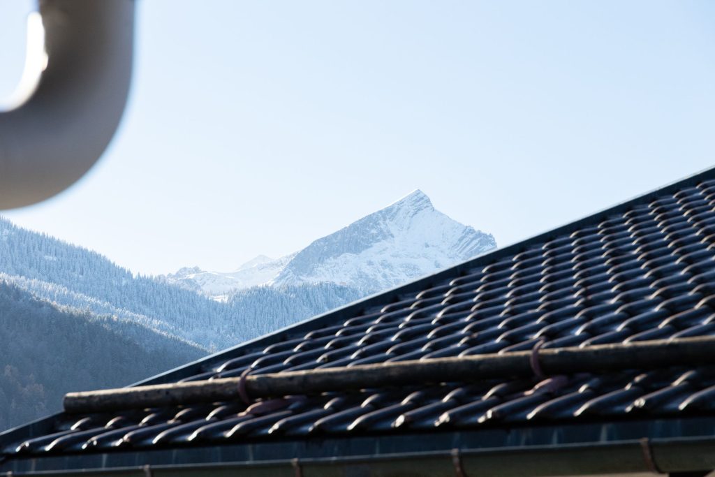 Blick auf die Zugspitze und das Dach einer Ferienwohnung in Garmisch-Partenkirchen