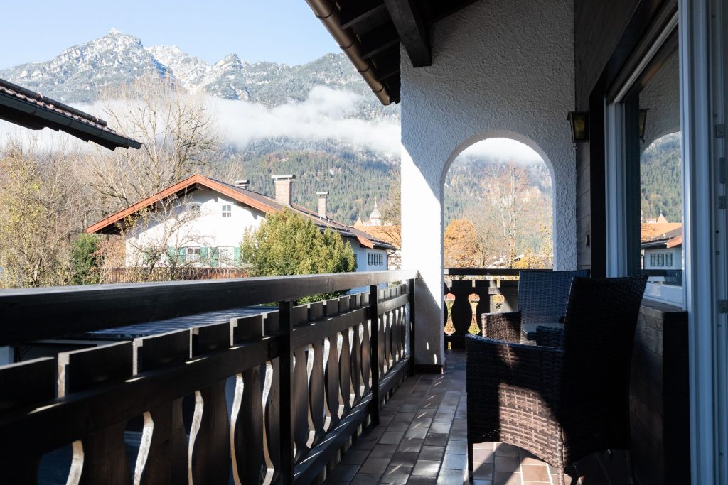 Balkon mit Blick auf die Berge in Garmisch-Partenkirchen