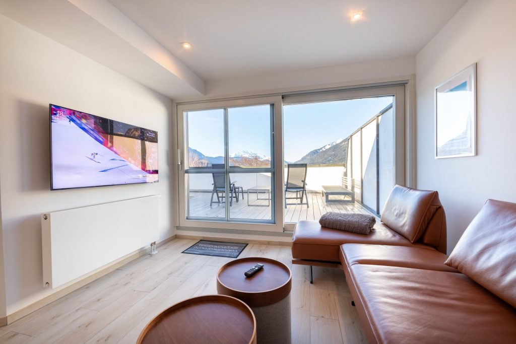 Ledersofa und großer Fernseher in Ferienwohnung in Garmisch-Partenkirchen