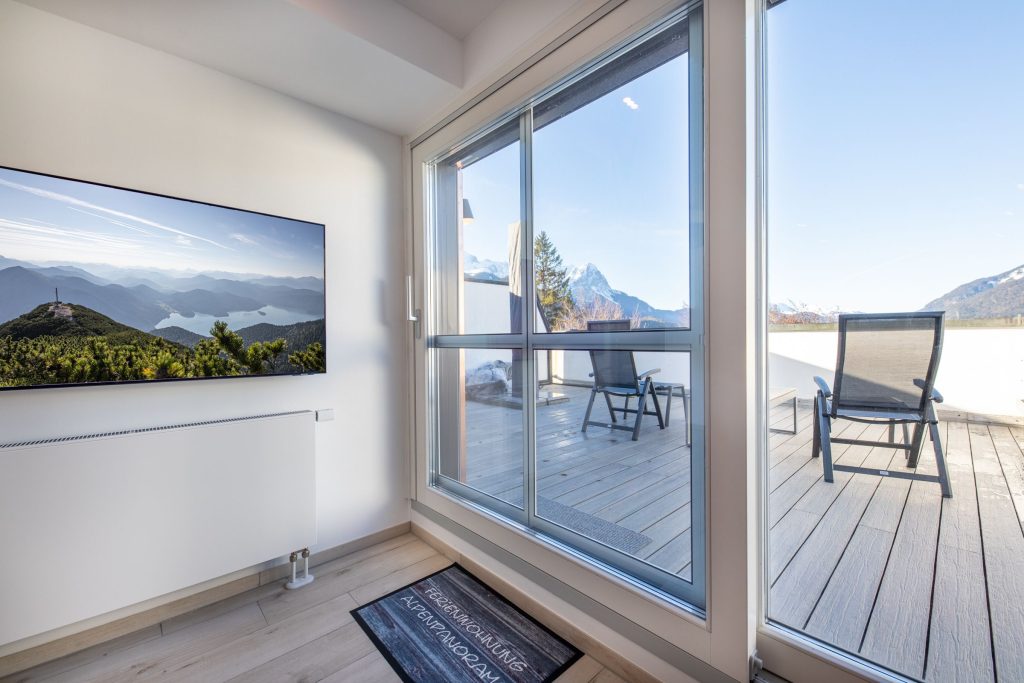 Balkon mit Stühlen und Blick auf die Berge