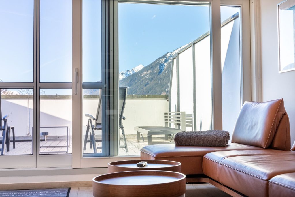 Blick durch Glasfront auf den Balkon in Ferienwohnung in Garmisch-Partenkirchen