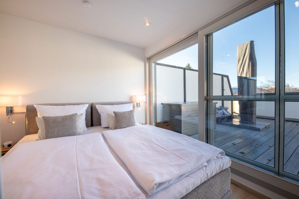 Doppelbett und Balkon in Ferienwohnung in Garmisch-Partenkirchen