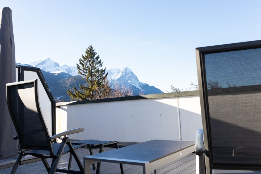 Liegestühle unter freiem Himmel in Ferienwohnung in Garmisch-Partenkirchen