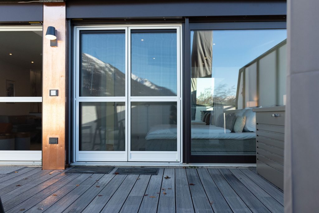 Blick vom Balkon in ein Schlafzimmer in Ferienwohnung in Garmisch-Partenkirchen