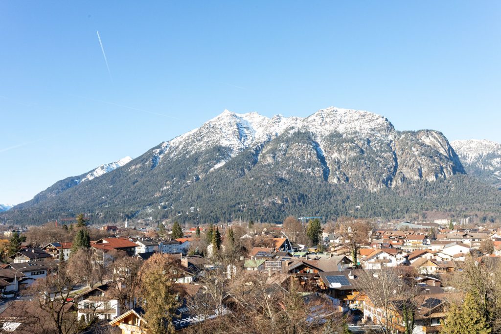 Die Dächer von Garmisch-Partenkirchen und Umgebung