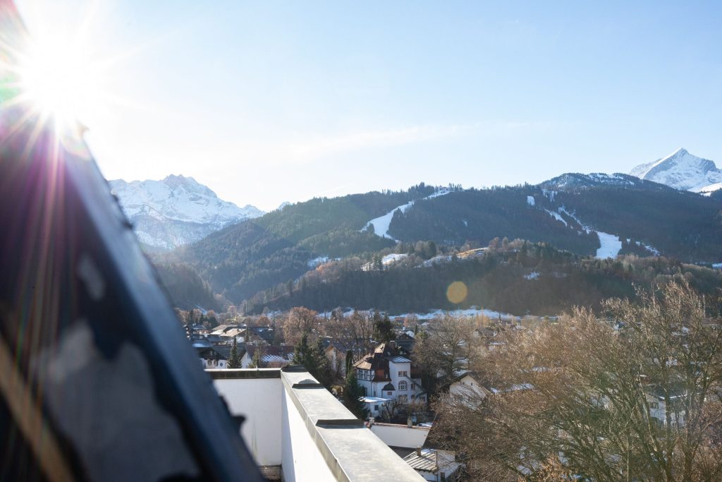 Blick auf malerische Gebäude und die Berge von Garmisch