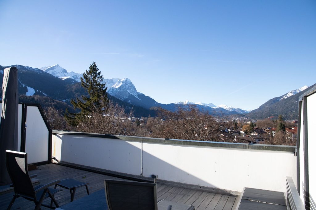 Blick vom Balkon auf die Berge von Garmisch-Partenkirchen