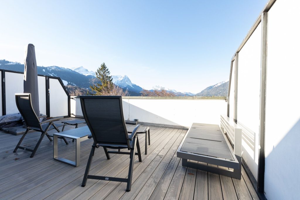 Liegestühle und Sitzbank in Ferienwohnung in Garmisch-Partenkirchen