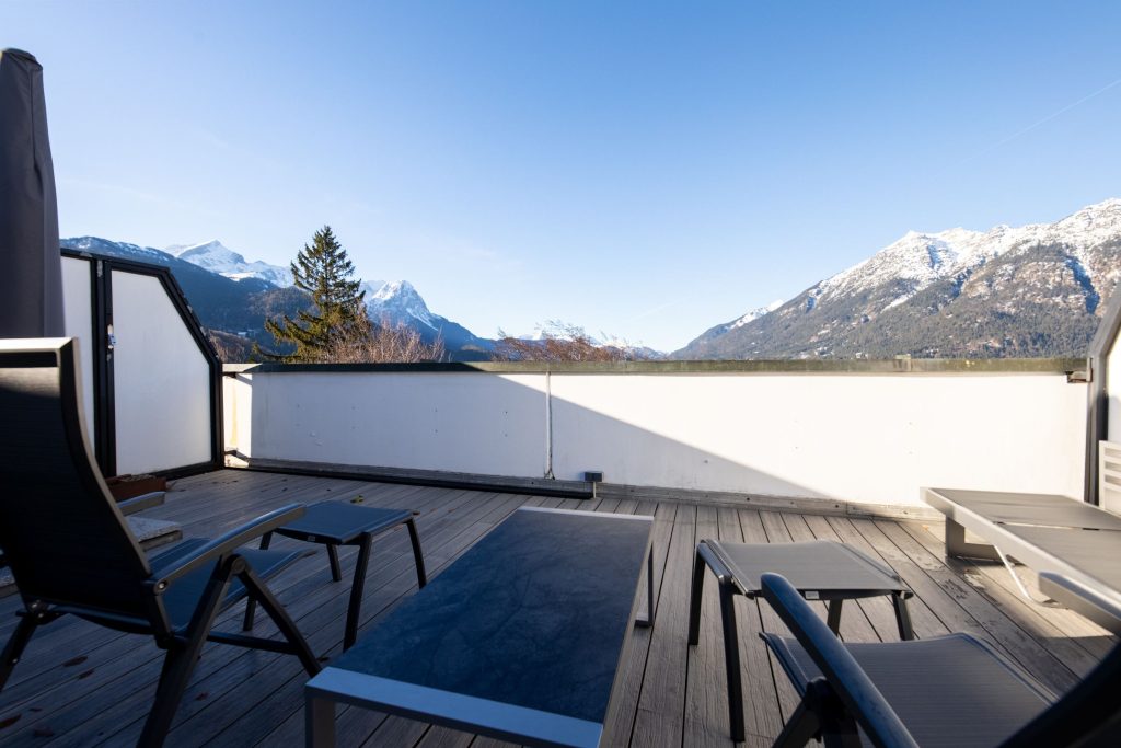 Balkon mit Liegestühlen und Blick auf die Berge in Garmisch