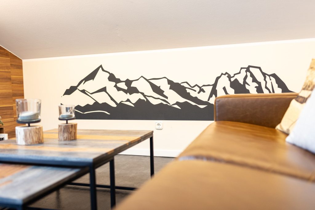 Wand Tattoo und Sofa in Ferienwohnung in Garmisch-Partenkirchen