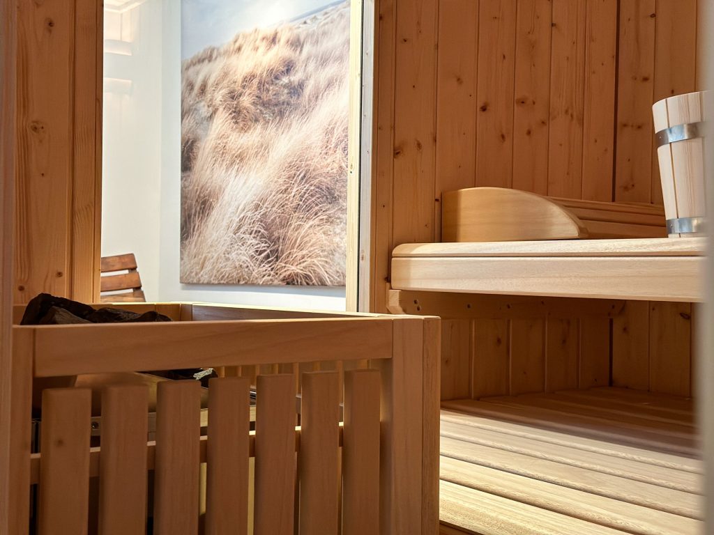 Blick aus der Sauna auf Wandbild in Ferienwohnung in Garmisch-Partenkirchen