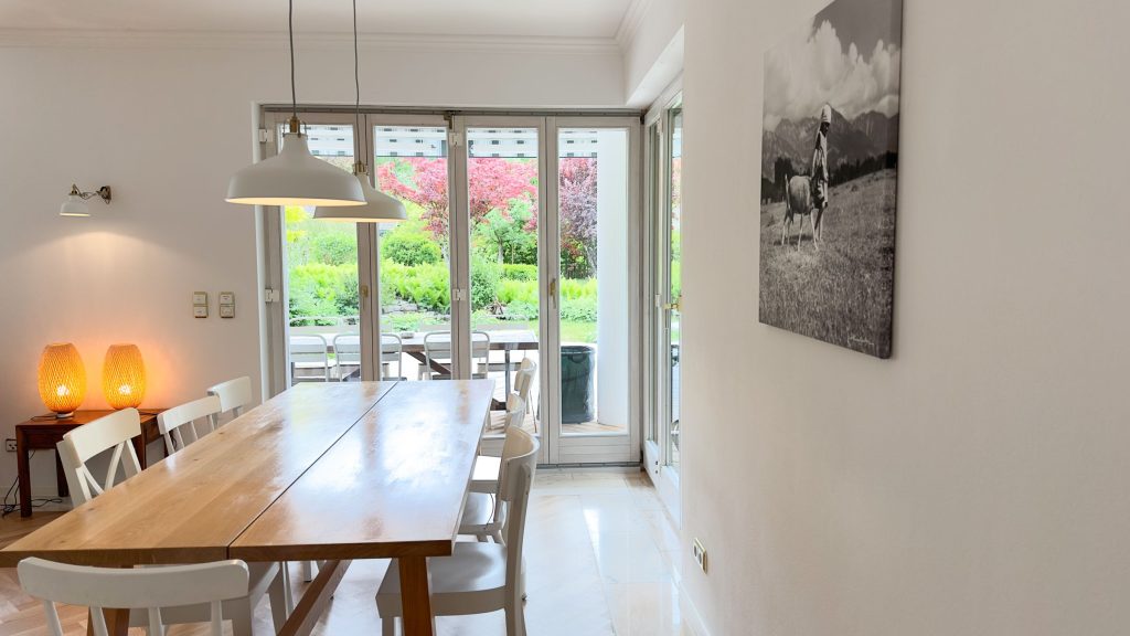 Esstisch mit Blick auf die Terrasse in Ferienwohnung in Garmisch-Partenkirchen