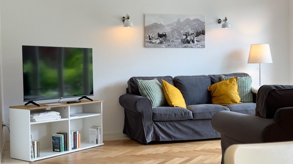 Fernseher und Sofa in Ferienwohnung in Garmisch-Partenkirchen