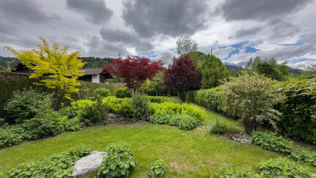 Grüner Garten in Ferienwohnung in Garmisch-Partenkirchen