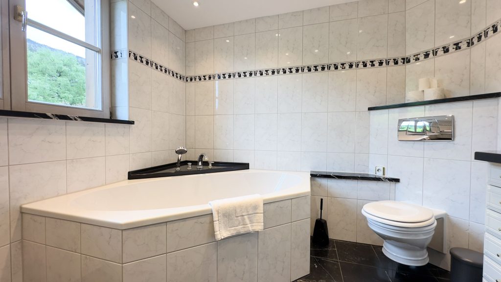 Badewanne und Toilette in Ferienwohnung in Garmisch-Partenkirchen