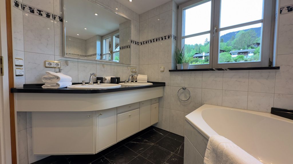 Bad mit Badewanne in Ferienwohnung in Garmisch-Partenkirchen