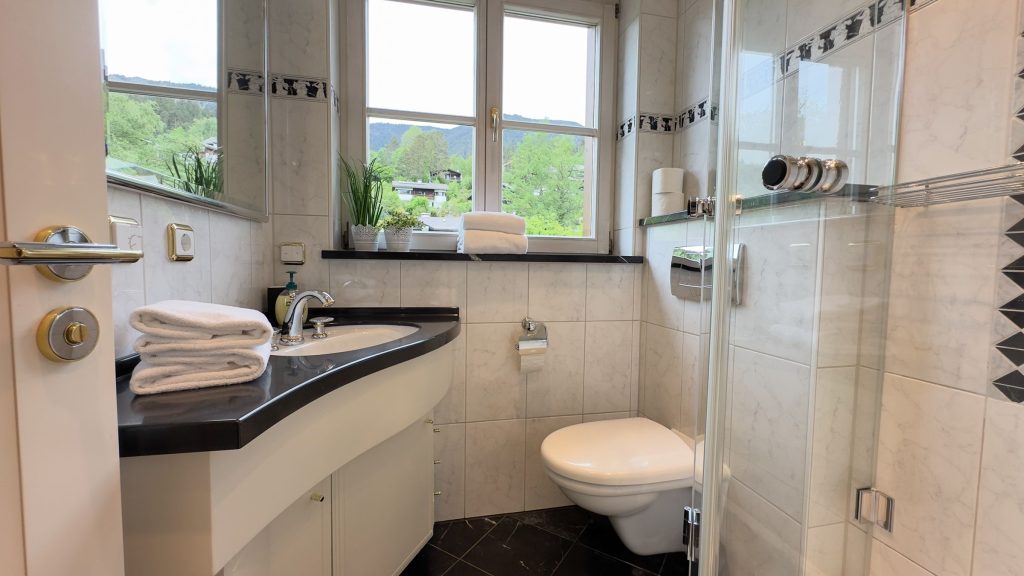 Kleines Badezimmer in Ferienwohnung in Garmisch-Partenkirchen