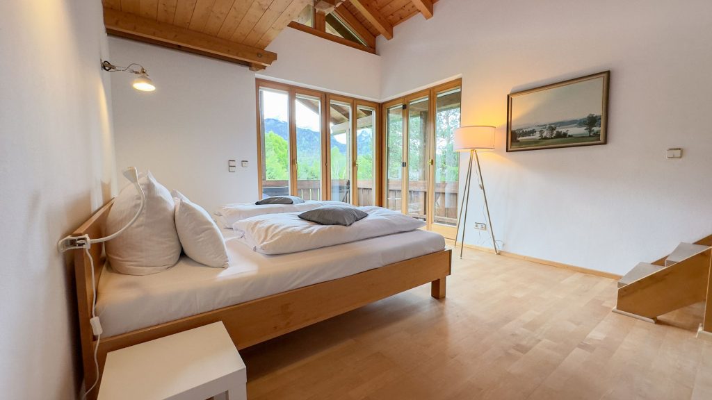 Breites Doppelbett in Holzoptik inin Ferienwohnung in Garmisch-Partenkirchen