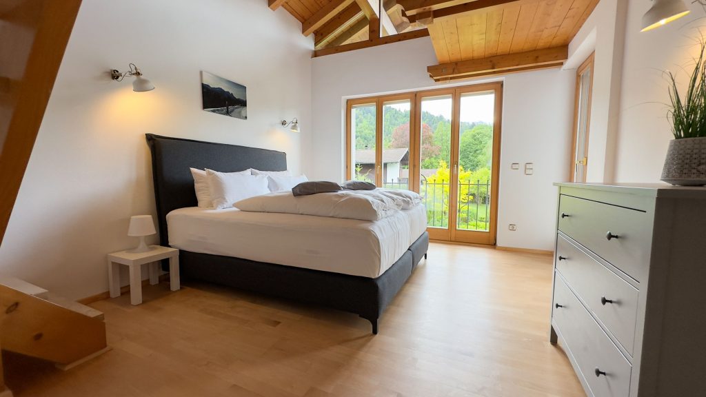 Doppelbett und Schlafzimmer in Ferienwohnung in Garmisch-Partenkirchen