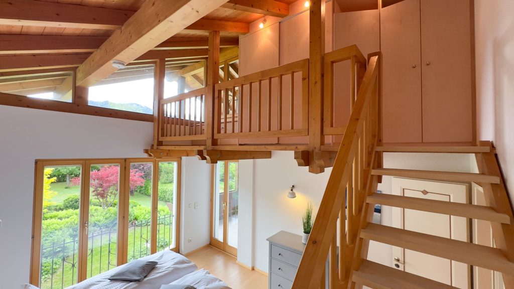 Schlafzimmer mit Treppe zum Schrank in Ferienwohnung in Garmisch-Partenkirchen