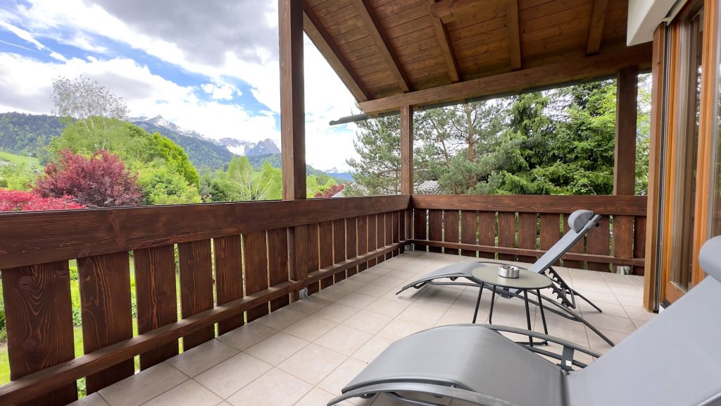 Balkon mit Liegestühlen in Ferienwohnung in Garmisch-Partenkirchen