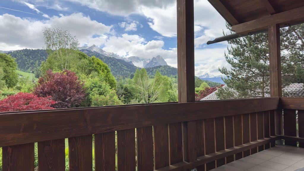 Holzbalkon mit Ausblick auf die Berge in Ferienwohnung in Garmisch-Partenkirchen