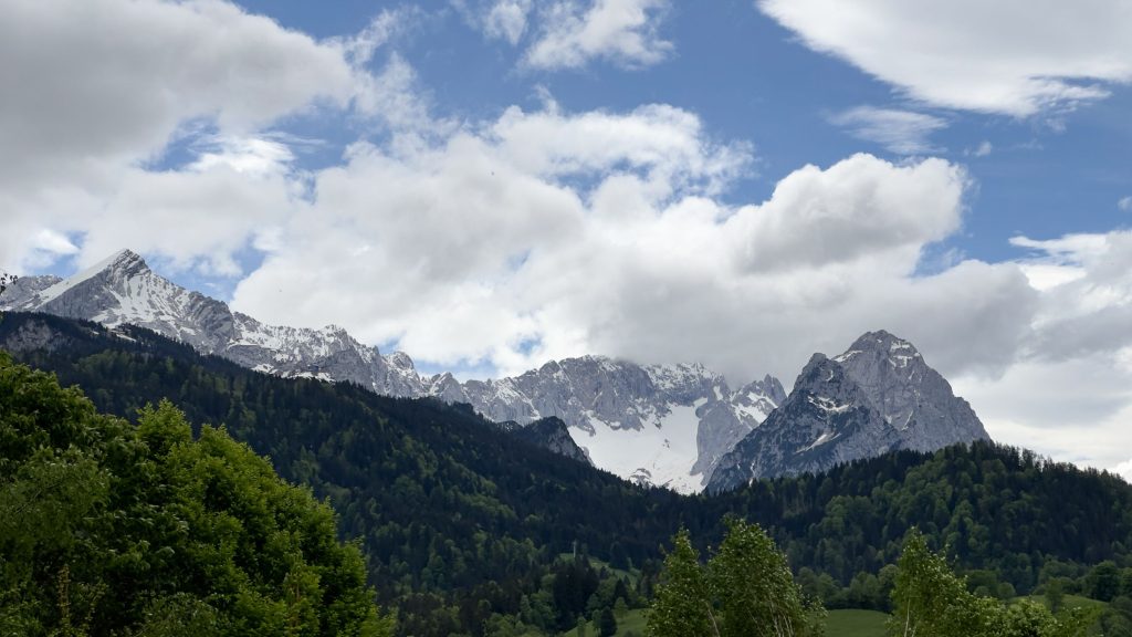 Blick auf Wälder und Berge aus Ferienwohnung in Garmisch-Partenkirchen