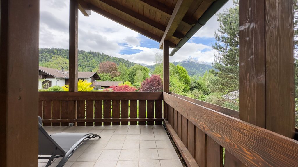 Balkon mit Liege in Ferienwohnung in Garmisch-Partenkirchen