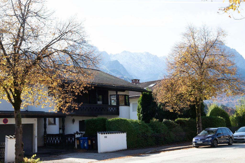 Straße und Haus in Ferienwohnung in Garmisch-Partenkirchen