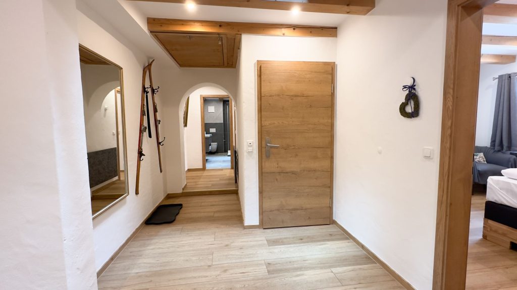 Flur im Holzdesign in Ferienwohnung in Garmisch-Partenkirchen