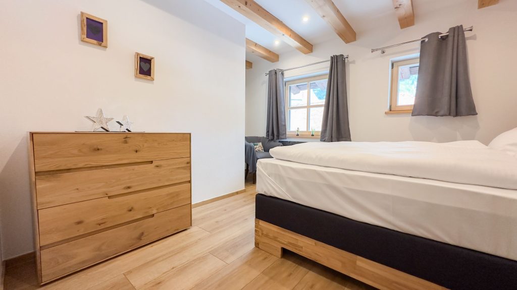 Gästezimmer mit Holzeinrichtung in Ferienwohnung in Garmisch-Partenkirchen